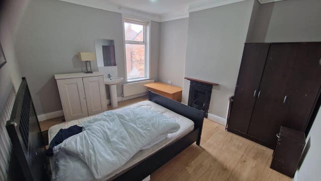 Double room in shared house near city centre Main Photo