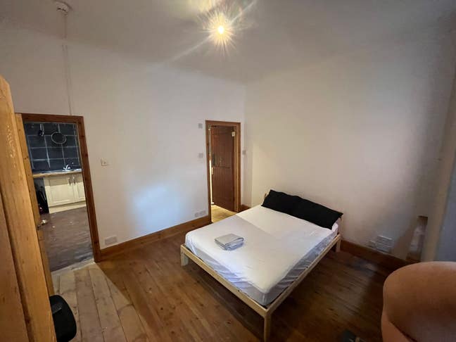 2 bed flat, 2 bath large, conservatory c/yard, bea Main Photo