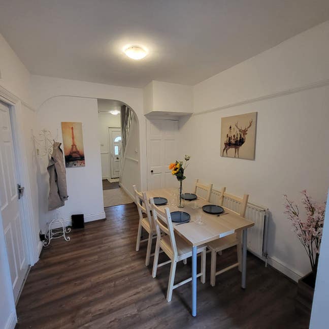 Single Room in Custom House with Large Garden. Main Photo
