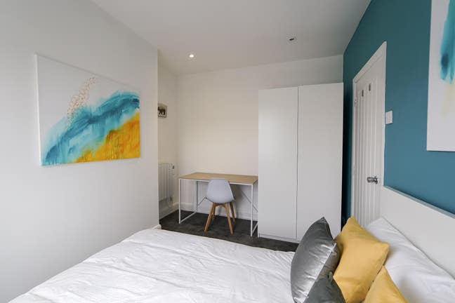 🍂 Autumn Sale! 🍂 Newly Painted Double Room Main Photo