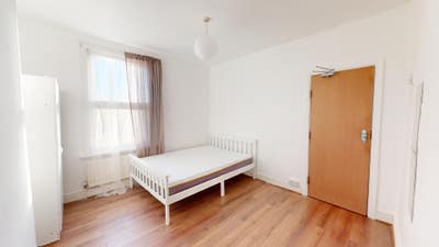 Spacious Room in a House Share, N22. All bills Inc Main Photo