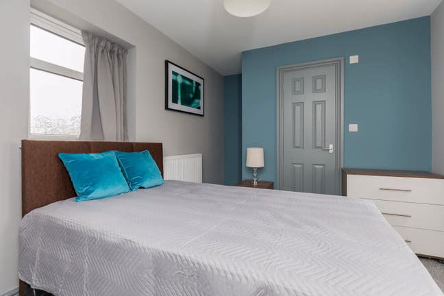 Double Ensuite Rooms- Shafton, High St. Main Photo