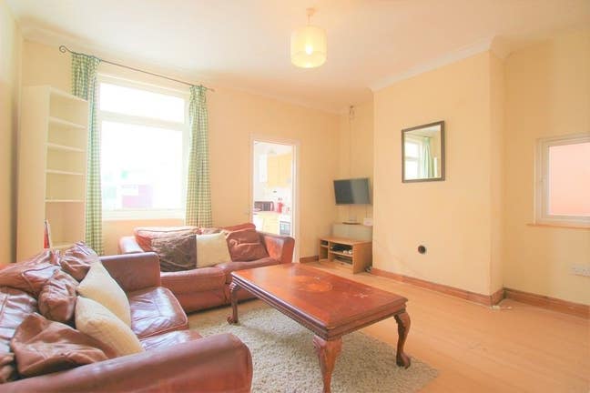 1 Room Available Professional House Share Main Photo