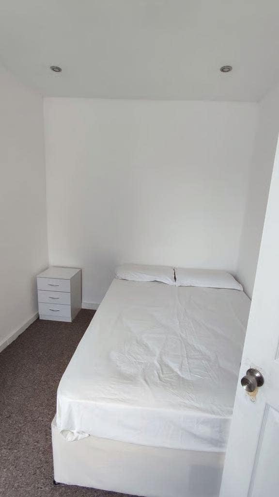 Fully Furnished Double Room for Rent – N18 2LA Main Photo