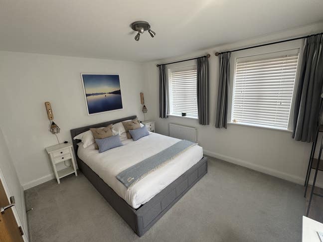 Large, en-suite room, lots of amenities close by Main Photo