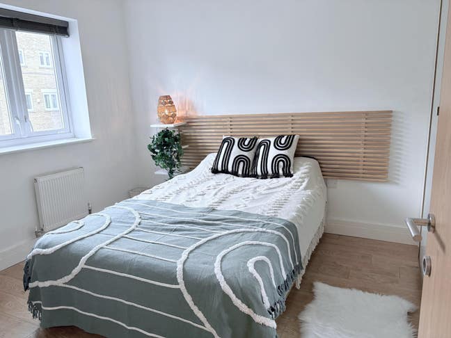 Bright Double Room in Quiet Home – Bills Included  Main Photo