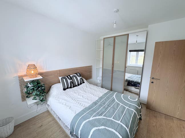 One Bright Double Room in Peaceful Home Main Photo