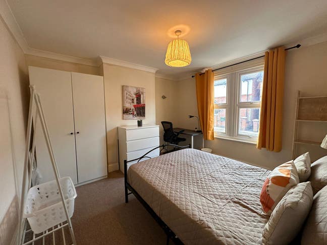 Guildford Rooms - 3 Min. Walk to Train Station Main Photo