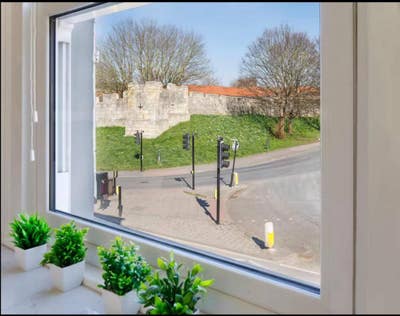 Luxury 2 bed Apt with City wall views and Hot tub Main Photo