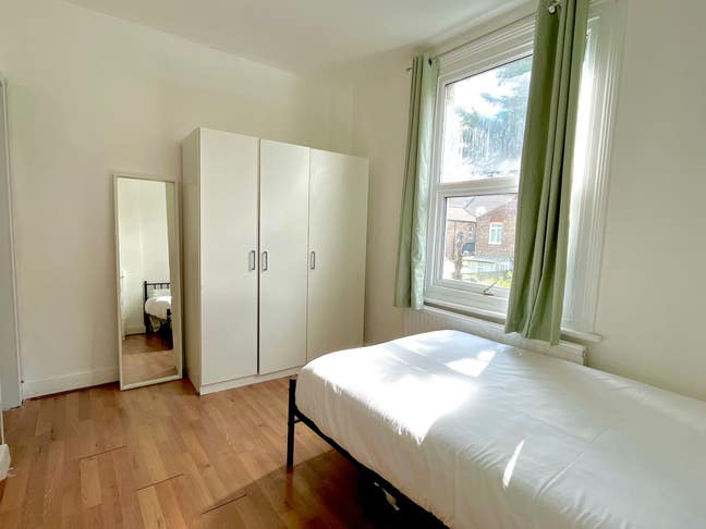 + Great Room + Private Office ! Tunrpike Lane Main Photo