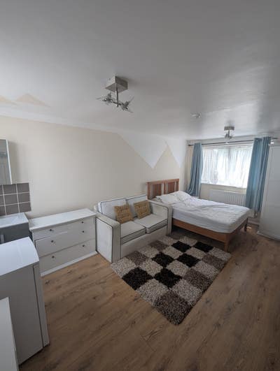 Spacious Double Room- Wellingborough NN8 3EN Main Photo