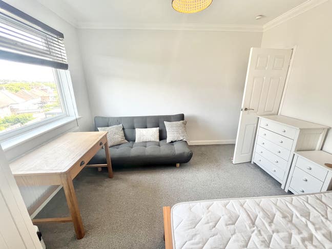 Large room in house near Hove Park Main Photo