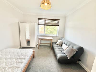 Large room in house near Hove Park Main Photo