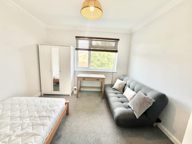 Large room in house near Hove Park Main Photo