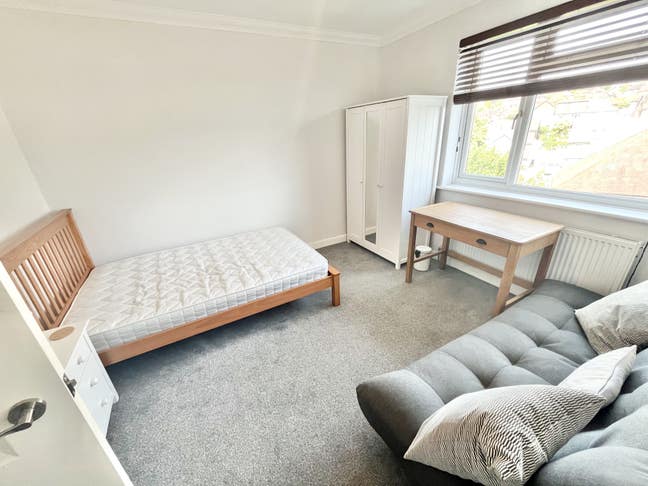 Large room in house near Hove Park Main Photo