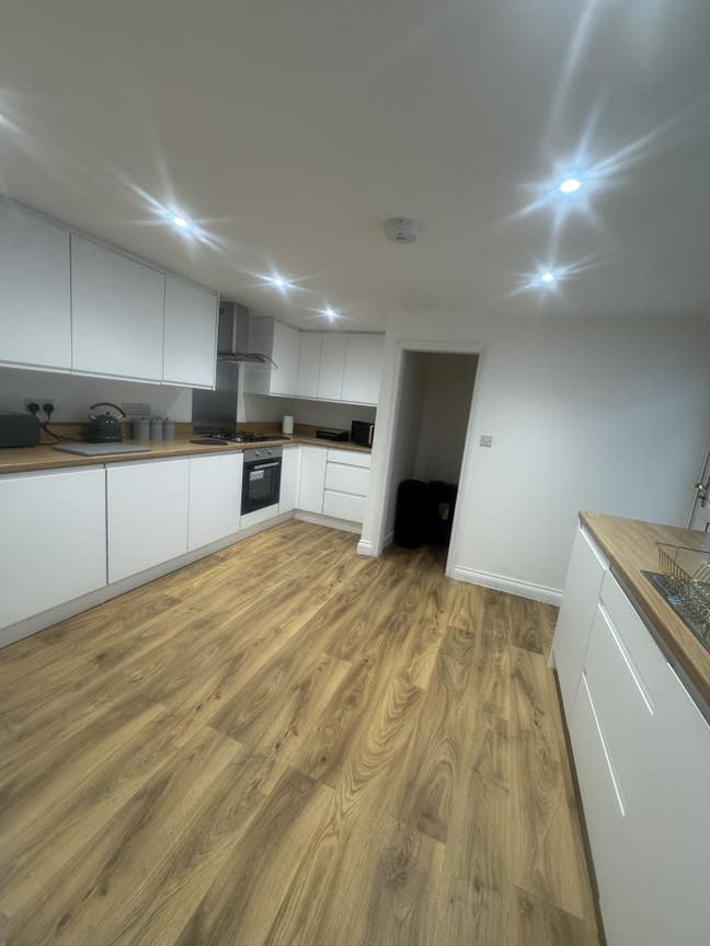 Luxury Brand New Rooms in Newly Renovated House Main Photo