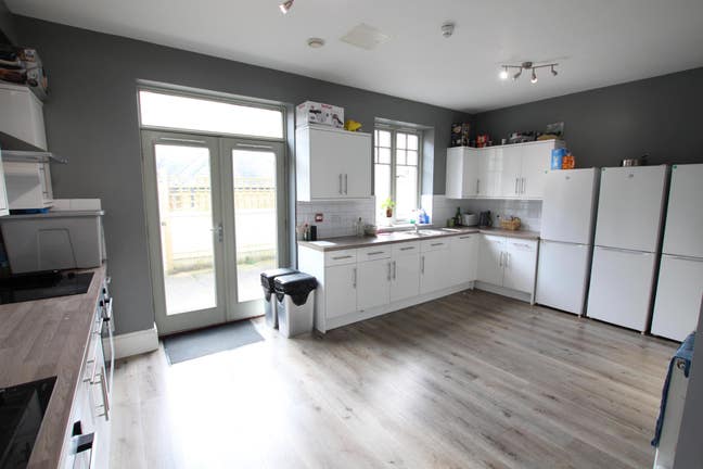 Fabulous Double Room Available Now Main Photo