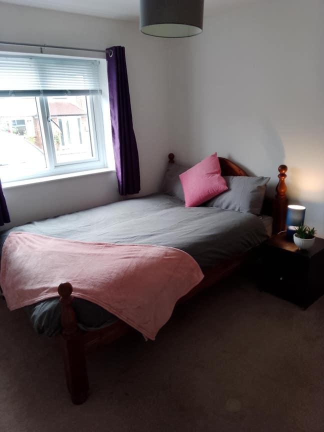 2 rooms in GU2 Available to reserve now!  Main Photo