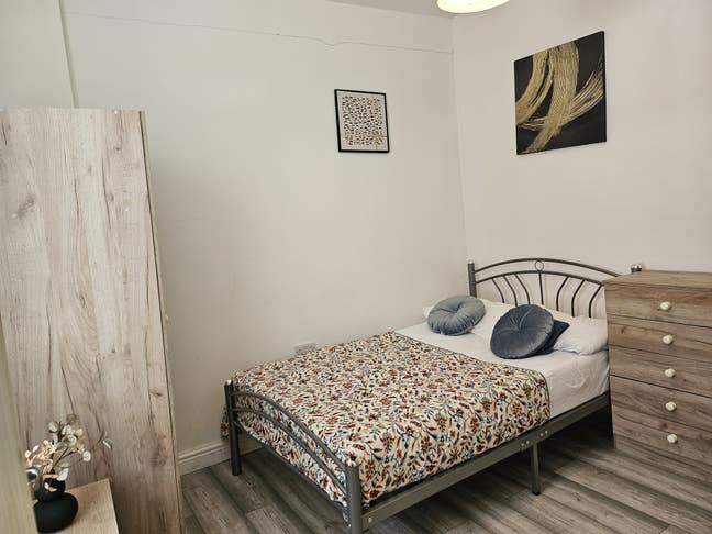 Room in a large, newly refurbished shared house Main Photo