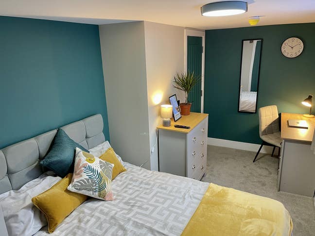 Double room with en-suite, newly refurbished  Main Photo