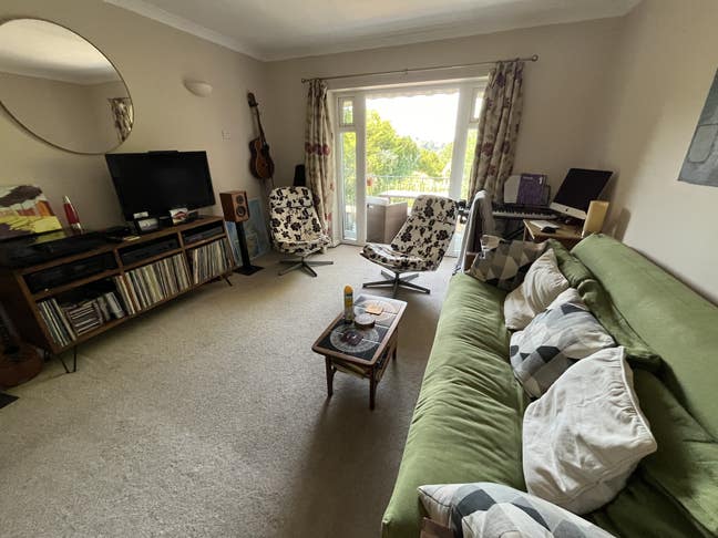 Room in clean, calm flat. Good transport links. Main Photo