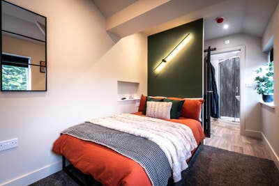 Modern Luxury Double Ensuite Room Main Photo