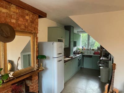 Room Available in a Newly Renovated Two-Storey Fla Main Photo