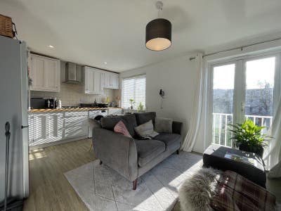 Lovely 2 bed flat with balcony and parking  Main Photo