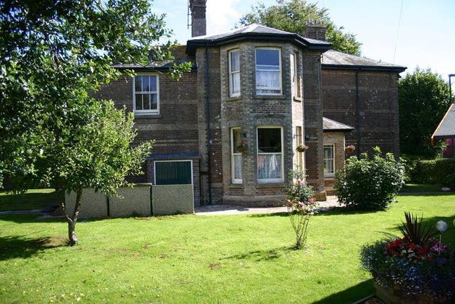 Stylish Double Bedsit Flat to Let in Dorchester Main Photo