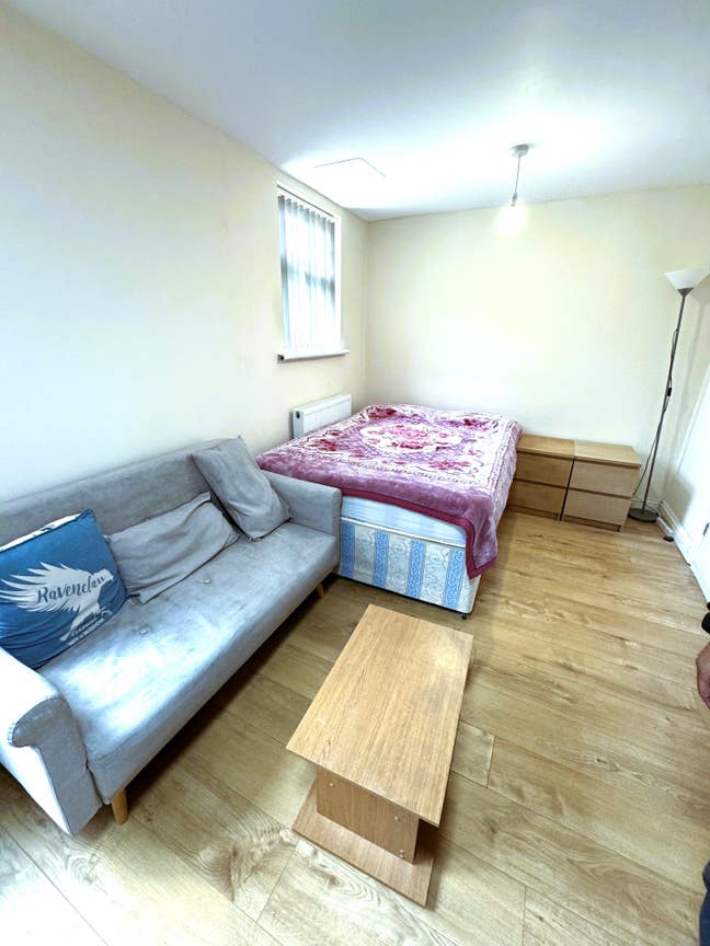 Bedsit Studio &pound;925 Pcm Ilford Main Photo