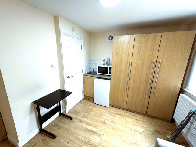 Bedsit Studio &pound;925 Pcm Ilford Main Photo
