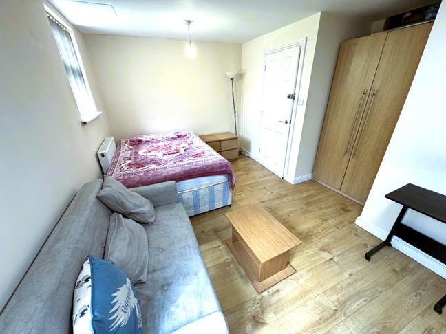 Bedsit Studio &pound;950 Pcm Ilford Main Photo