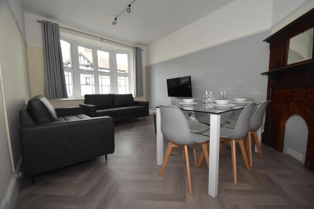 Large 5 Bedroom Property  Main Photo
