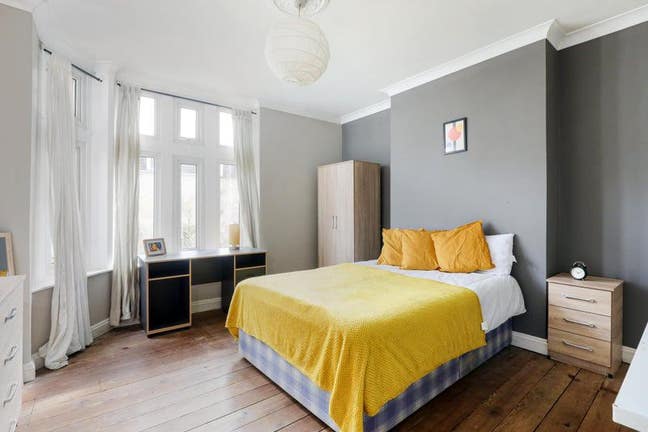 Single & Double Bedroom  in Postgraduate House  Main Photo
