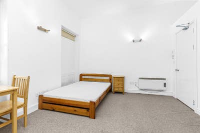 Bright & Spacious Studio near Cally Rd/Kings Cross Main Photo