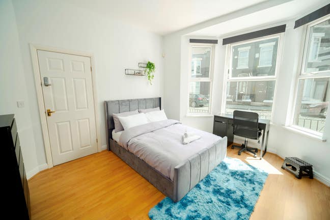 Modern Double Rooms - 10 minutes to City Centre! Main Photo