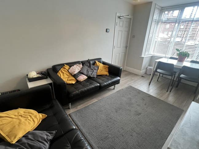 Beautiful 4 double bedroom home on Woodside Place Main Photo