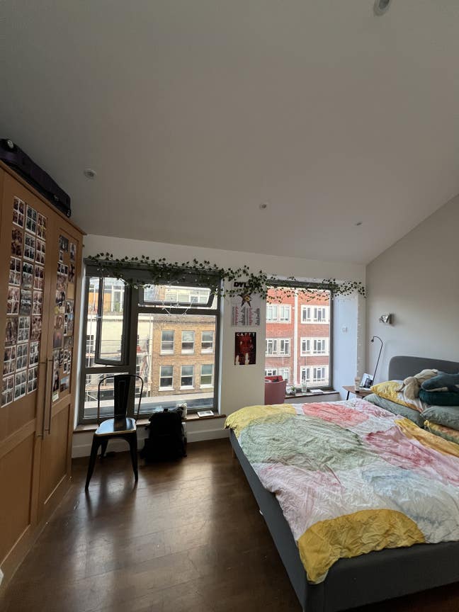 Gorgeous + spacious ensuite with private balcony Main Photo