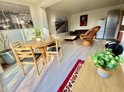 **En-Suite Room in Spacious House – NW10** Main Photo