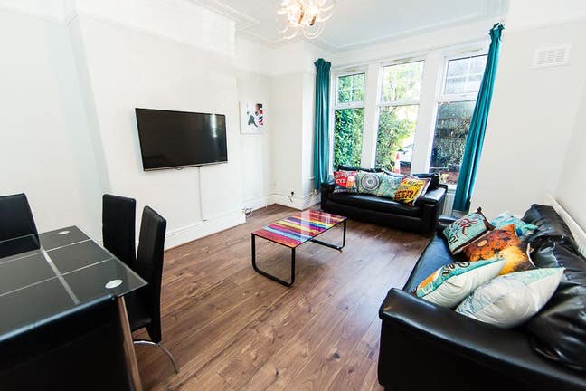 Amazing Student House located on Estcourt Terrace! Main Photo