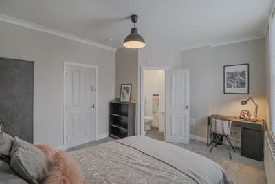 Modern 6-Bed 🏙️ All Ensuite - Bills Included Main Photo