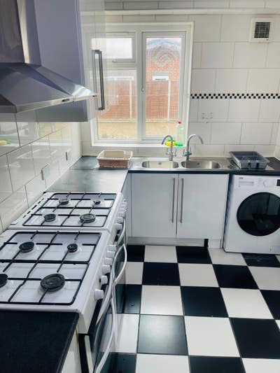 Rooms for rent in Hounslow TW3 Main Photo