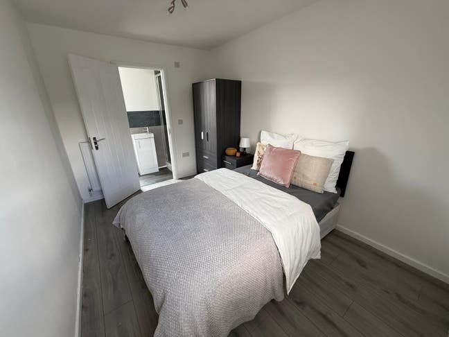 5 Brand New En-Suite Dble Bedrooms, Low Deposit Main Photo