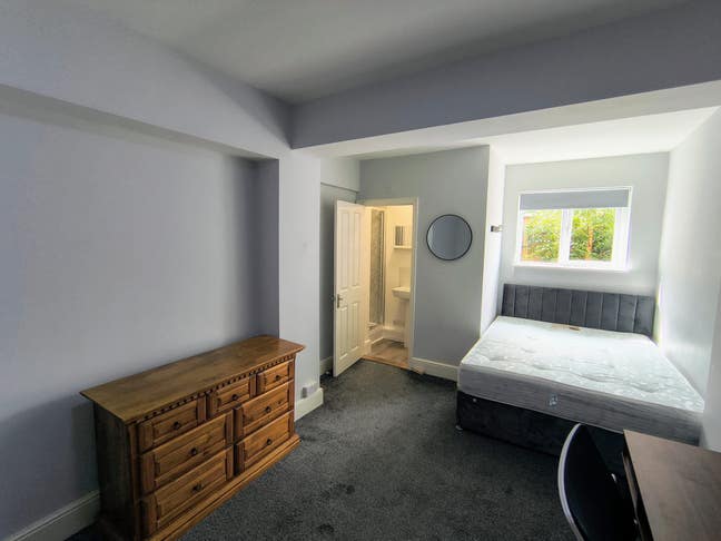Amazing Ensuite Room in Fully Professional House! Main Photo
