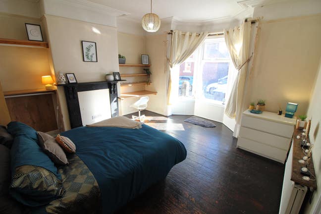 Chester - Spacious Double Room for October 🔑 Main Photo
