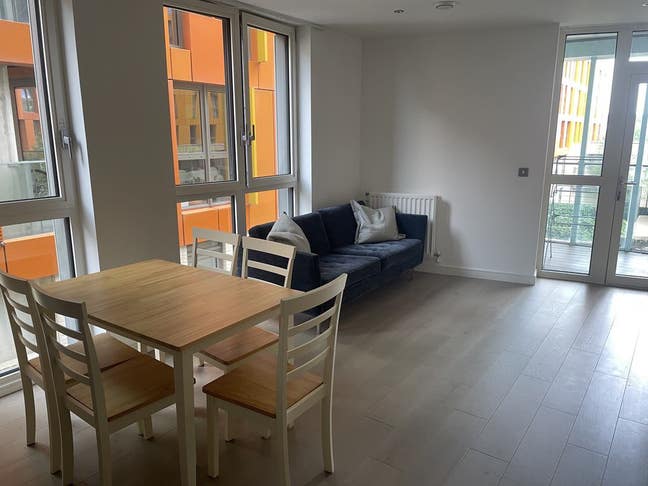 Modern, bright 2 bedroom Greenwich flat with gym Main Photo
