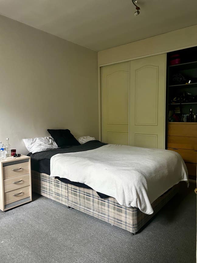 Massive Double Bedroom | Wall closet | Safe Area Main Photo