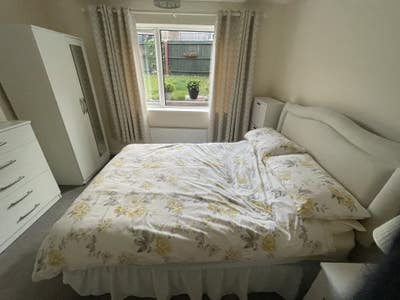 Double room, in modern front floor flat, enclosed  Main Photo
