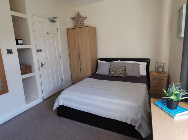 20 Min Walk to Hospital/Ensuite/Desk/Spacious Main Photo