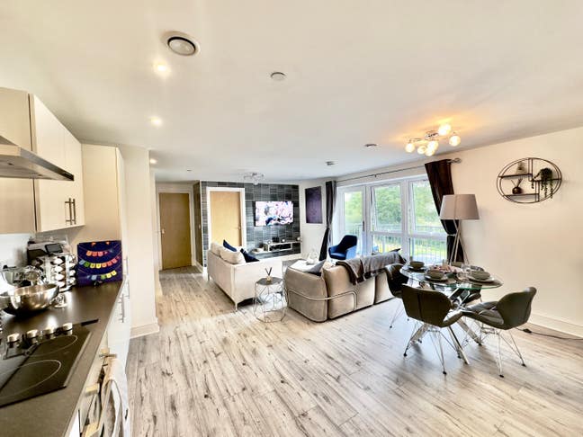 One Double Bedroom EnSuite - Fully Furnished Main Photo